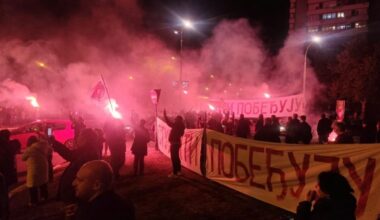 „GOTOV JE!“ Građani se okupili na Novom Beogradu – bakljada, sirene i poruke podrške studentima!