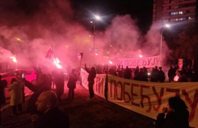 „GOTOV JE!“ Građani se okupili na Novom Beogradu – bakljada, sirene i poruke podrške studentima!