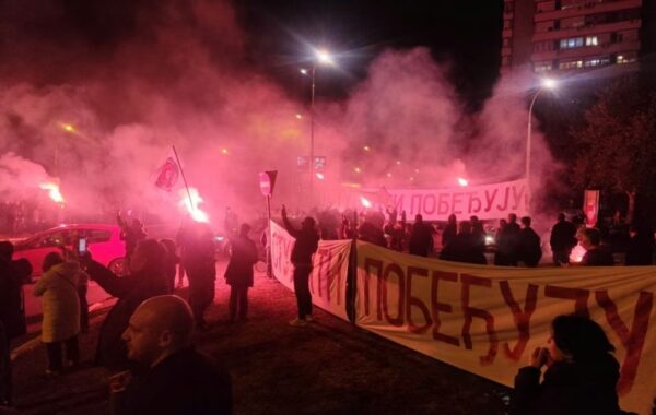 „GOTOV JE!“ Građani se okupili na Novom Beogradu – bakljada, sirene i poruke podrške studentima!