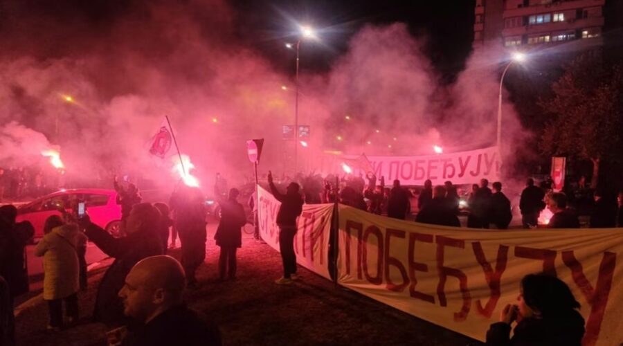 „GOTOV JE!“ Građani se okupili na Novom Beogradu – bakljada, sirene i poruke podrške studentima!