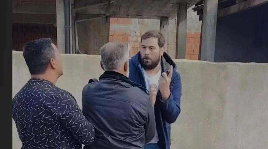 „GURALI SU NAS, ŠUTIRALI I GAĐALI KAMENICAMA“: Novinari napadnuti na biračkom mestu u Pavlovcu, policija nije reagovala! (VIDEO)