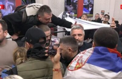 „IZVINI SE SLOBODNOM SRPSKOM NARODU“: Građani i Dijana Hrka upali u zgradu Informera i suočili Vučićevića s lažima, obezbeđenje ga izvelo, program prekinut! (VIDEO)