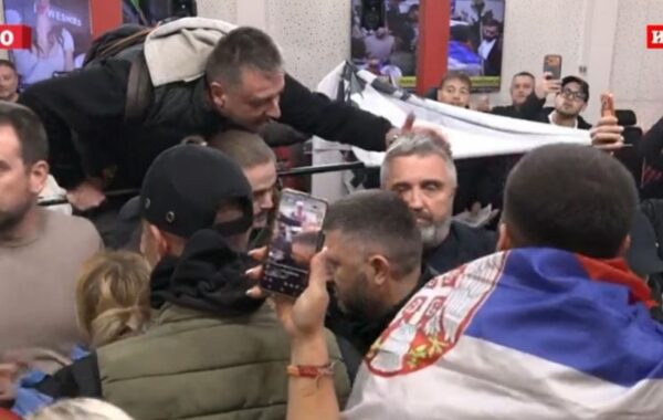„IZVINI SE SLOBODNOM SRPSKOM NARODU“: Građani i Dijana Hrka upali u zgradu Informera i suočili Vučićevića s lažima, obezbeđenje ga izvelo, program prekinut! (VIDEO)