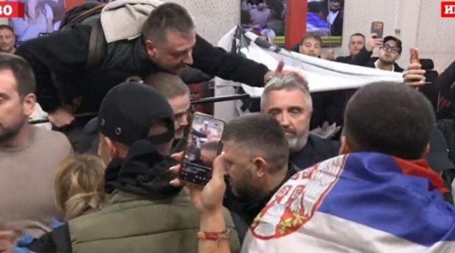 „IZVINI SE SLOBODNOM SRPSKOM NARODU“: Građani i Dijana Hrka upali u zgradu Informera i suočili Vučićevića s lažima, obezbeđenje ga izvelo, program prekinut! (VIDEO)