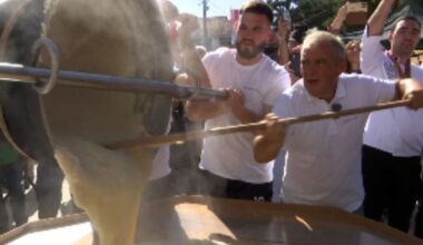 „KAČAMAK NAS JE ODRŽAO KAD NAROD NIJE IMAO ŠTA DA JEDE“: Radiša iz Medveđe skuvao 105 kilograma tradicionalnog srpskog jela i oborio Ginisov rekord!