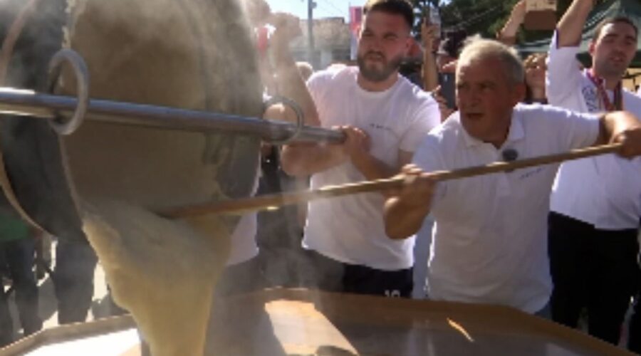 „KAČAMAK NAS JE ODRŽAO KAD NAROD NIJE IMAO ŠTA DA JEDE“: Radiša iz Medveđe skuvao 105 kilograma tradicionalnog srpskog jela i oborio Ginisov rekord!