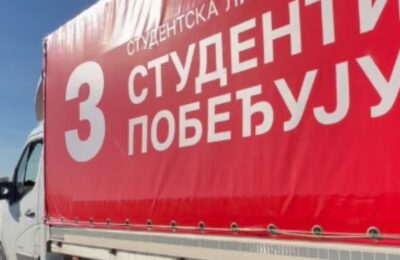 „NAPISALI SU NAM KAZNU I PRETILI SKIDANJEM TABLICA“: Studente u blokadi presrela policija dok su prevozili predizborni materijal!