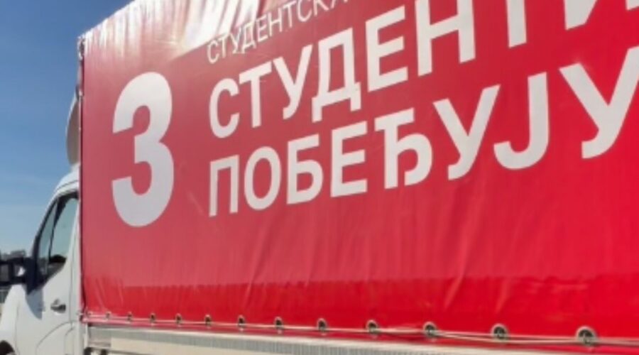„NAPISALI SU NAM KAZNU I PRETILI SKIDANJEM TABLICA“: Studente u blokadi presrela policija dok su prevozili predizborni materijal!