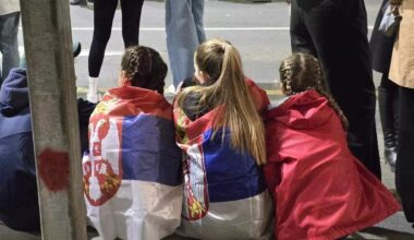 „NAREDILI SU MI DA NE SMEM DA VAS VOZIM!“: Vozač autobusa na Brankovom mostu zatvorio vrata studentima nakon skupa na Slaviji!
