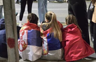 „NAREDILI SU MI DA NE SMEM DA VAS VOZIM!“: Vozač autobusa na Brankovom mostu zatvorio vrata studentima nakon skupa na Slaviji!