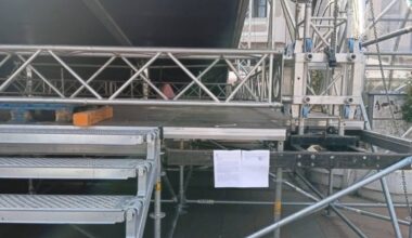 „NEMA ODOBRENJA ZA ZAUZEĆE TRGA“: Komunalni inspektori naložili da se ukloni bina za Vučićev predizborni skup u Nišu! (VIDEO)