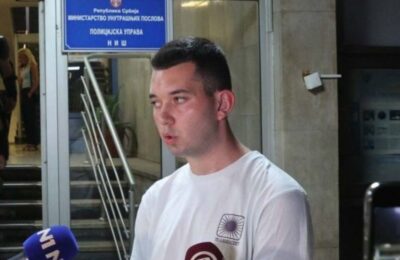 „NIKOGA NISAM UDARIO“: Student iz Niša pušten da se brani sa slobode, veštaci utvrdili da aktivistkinja SNS nema nikakve povrede! (VIDEO)