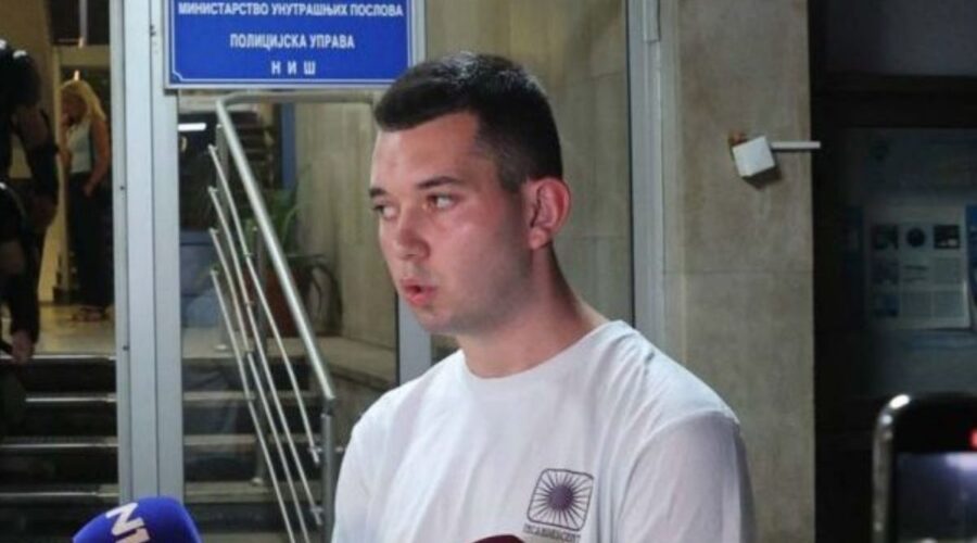 „NIKOGA NISAM UDARIO“: Student iz Niša pušten da se brani sa slobode, veštaci utvrdili da aktivistkinja SNS nema nikakve povrede! (VIDEO)