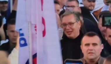 „OVO JE NAJSLIKOVITIJI PRIMER UZURPACIJE VLASTI“: Kako general „Kobri“ obezbeđuje „običnog građanina“ Vučića tokom predizbornog skupa u Novom Sadu?