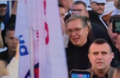 „OVO JE NAJSLIKOVITIJI PRIMER UZURPACIJE VLASTI“: Kako general „Kobri“ obezbeđuje „običnog građanina“ Vučića tokom predizbornog skupa u Novom Sadu?