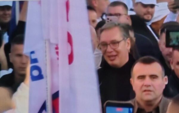 „OVO JE NAJSLIKOVITIJI PRIMER UZURPACIJE VLASTI“: Kako general „Kobri“ obezbeđuje „običnog građanina“ Vučića tokom predizbornog skupa u Novom Sadu?