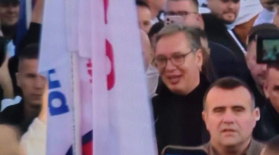 „OVO JE NAJSLIKOVITIJI PRIMER UZURPACIJE VLASTI“: Kako general „Kobri“ obezbeđuje „običnog građanina“ Vučića tokom predizbornog skupa u Novom Sadu?
