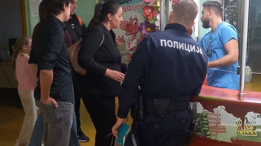 „PRETILI SU MU DA ĆE GA UBITI“: Niški glumac tvrdi da su mu naprednjaci pretukli maloletnog sina! (FOTO, VIDEO)