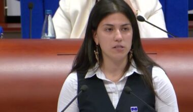 „SADA ĆETE ČUTI KAKO SU PROTESTI U JEDNOJ ZEMLJI USPELI DA POBEDE“: Srpska studentkinja održala govor zbog koga je ceo Evropski kongres ustao i aplaudirao! (VIDEO)