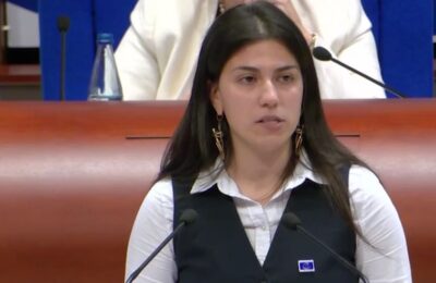 „SADA ĆETE ČUTI KAKO SU PROTESTI U JEDNOJ ZEMLJI USPELI DA POBEDE“: Srpska studentkinja održala govor zbog koga je ceo Evropski kongres ustao i aplaudirao! (VIDEO)