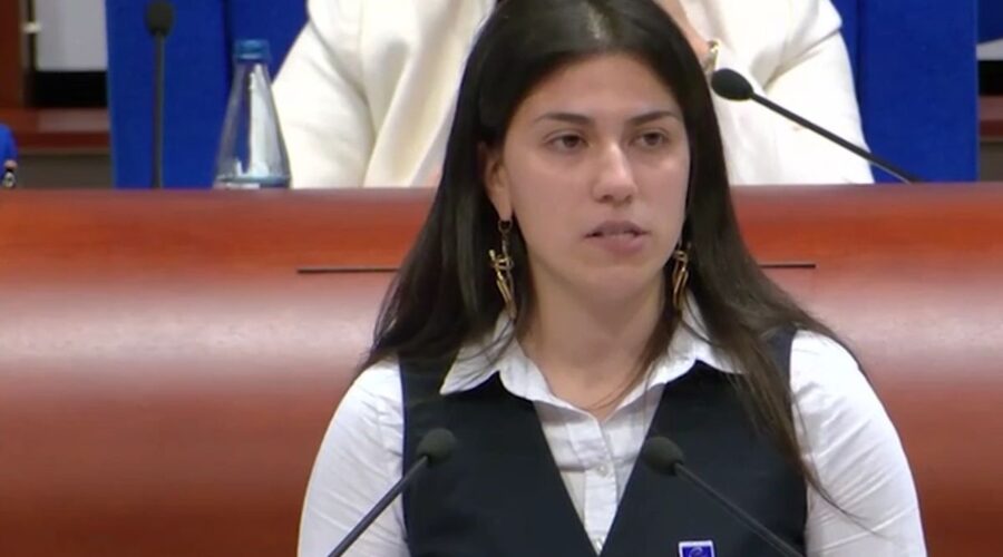 „SADA ĆETE ČUTI KAKO SU PROTESTI U JEDNOJ ZEMLJI USPELI DA POBEDE“: Srpska studentkinja održala govor zbog koga je ceo Evropski kongres ustao i aplaudirao! (VIDEO)