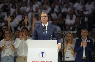 „SRBIJA POBEĐUJE“ POBEŽE IZ ARENE: Dok je Vučić najavljivao „Vladu na točkovima“, pristalice SNS-a krenule ka izlazima, obezbeđenje potom zaključalo vrata! (VIDEO)