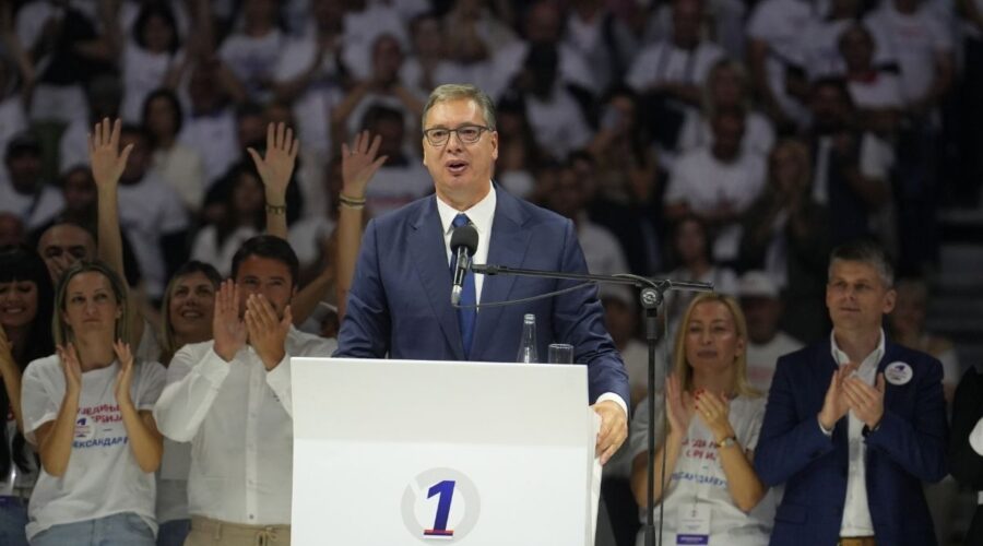 „SRBIJA POBEĐUJE“ POBEŽE IZ ARENE: Dok je Vučić najavljivao „Vladu na točkovima“, pristalice SNS-a krenule ka izlazima, obezbeđenje potom zaključalo vrata! (VIDEO)